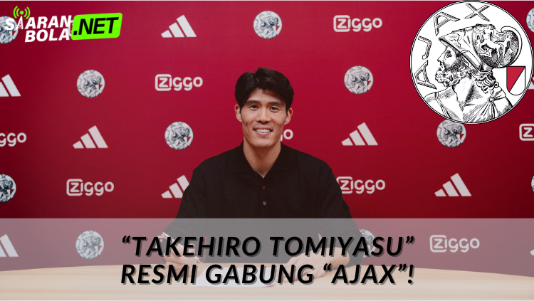 Takehiro Tomiyasu tersenyum memegang jersey Ajax Amsterdam setelah menandatangani kontrak