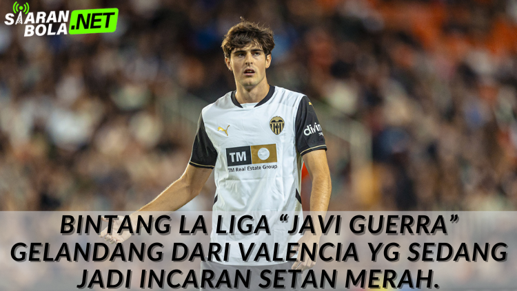 Javi Guerra, gelandang Valencia, sedang mengontrol bola dalam pertandingan La Liga. Pemain muda ini menjadi target transfer panas Manchester United (Setan Merah) musim panas ini. - siaranbola.net