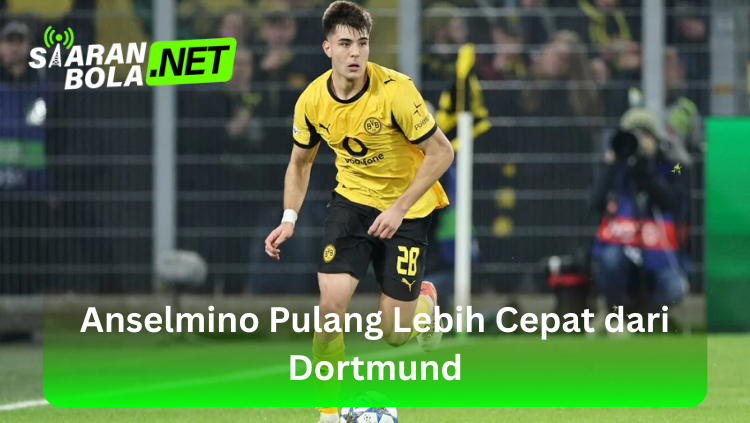 Bek muda Aaron Anselmino dengan seragam kuning Borussia Dortmund sedang menggiring bola dengan fokus tinggi, menampilkan logo SIARANBOLA .NET di pojok kiri atas dan teks "Anselmino Pulang Lebih Cepat dari Dortmund" pada bilah hijau di bagian bawah.