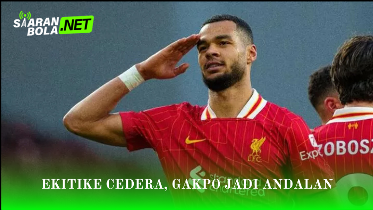 Cody Gakpo pemain Liverpool melakukan selebrasi hormat mengenakan jersey merah Standard Chartered dalam laga Liverpool vs Arsenal di platform SIARANBOLA.