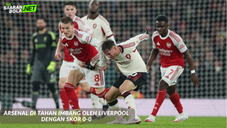 Pemain Arsenal dan Liverpool berebut bola di laga sengit yang berakhir imbang 0-0 di Emirates Stadium.