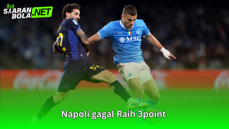 Pemain Napoli berebut bola dalam pertandingan Liga Italia saat gagal meraih tiga poin