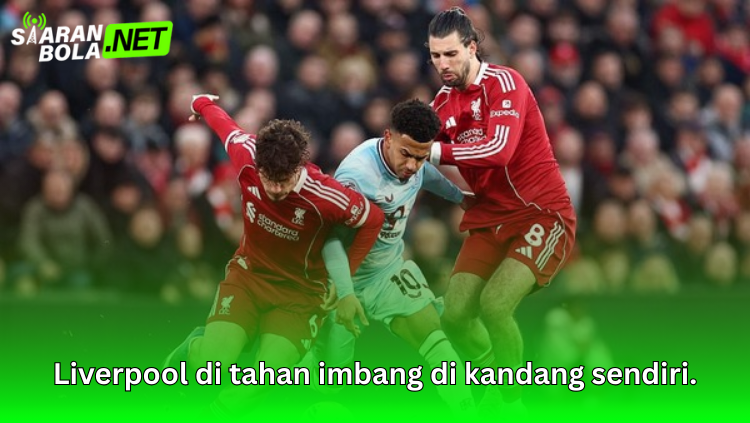 Pemain Liverpool berebut bola saat laga kandang berakhir imbang