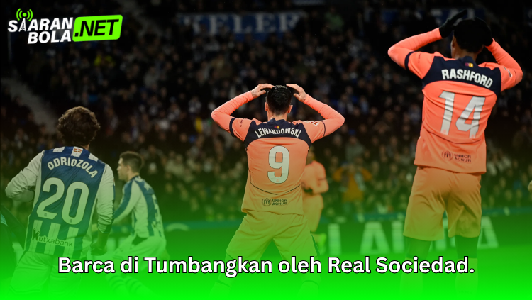 Pemain Barcelona tertunduk kecewa setelah kalah dari Real Sociedad dalam pertandingan La Liga