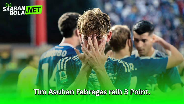 Pemain Como merayakan kemenangan 0-3 atas Lazio dalam laga Serie A dengan tangan terbuka di lapangan