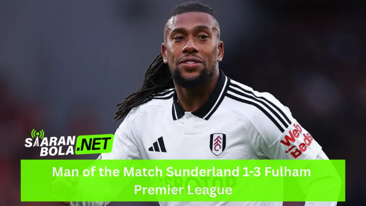 Foto close-up Alex Iwobi, pemain Fulham, mengenakan jersey putih dengan garis hitam di bahu (logo Fulham FC) sedang tersenyum ke arah kamera dengan latar belakang penonton yang buram; terdapat logo SIARANBOLA.NET hijau di pojok kiri bawah dan teks "Man of the Match Sunderland 1-3 Fulham Premier League" pada bilah hijau terang di bagian bawah.