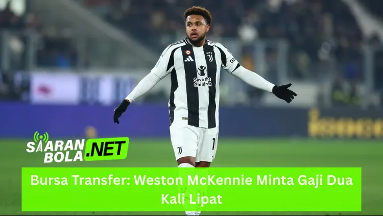 Gelandang Juventus Weston McKennie mengenakan jersey kandang hitam-putih dengan logo 'Save the Children' dan sarung tangan hitam, sedang berdiri di tengah lapangan dengan ekspresi serius dan tangan terbuka; terdapat logo SIARANBOLA.NET berwarna hijau di pojok kiri bawah dan teks "Bursa Transfer: Weston McKennie Minta Gaji Dua Kali Lipat" pada bilah hijau terang di bagian bawah.
