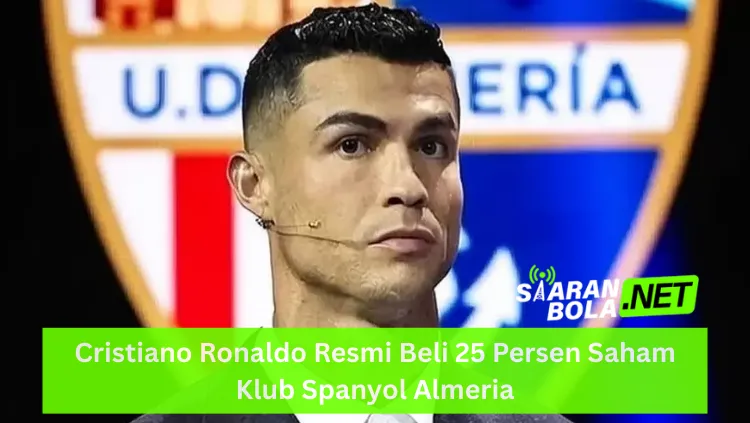 Foto close-up Cristiano Ronaldo tampak dari depan dengan ekspresi wajah serius dan tenang; di latar belakang terdapat logo klub Spanyol UD Almeria yang buram; terdapat logo SIARANBOLA.NET hijau di pojok kanan bawah dan teks "Cristiano Ronaldo Resmi Beli 25 Persen Saham Klub Spanyol Almeria" pada bilah hijau terang di bagian bawah.