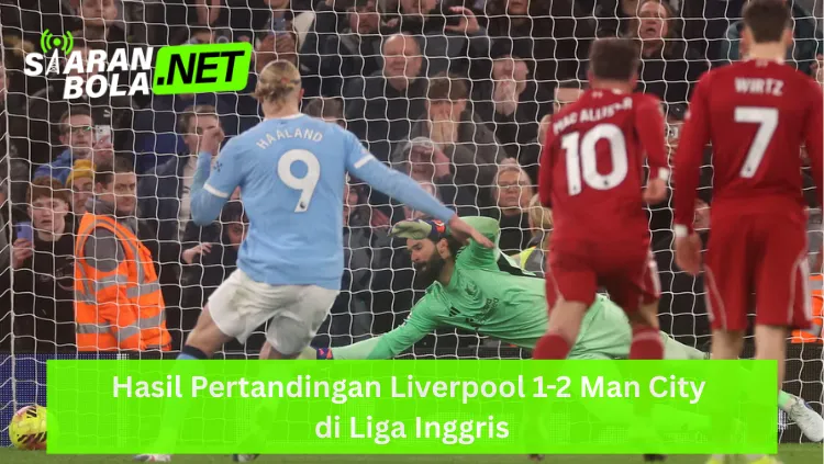 Aksi Erling Haaland (nomor 9) dari Manchester City membelakangi kamera saat merayakan gol ke gawang Liverpool yang dikawal Alisson Becker, terlihat pemain Liverpool Mac Allister (10) dan Wirtz (7) tertunduk lesu, terdapat logo SIARANBOLA.NET di pojok kiri atas dan teks "Hasil Pertandingan Liverpool 1-2 Man City di Liga Inggris" pada bilah hijau di bagian bawah.