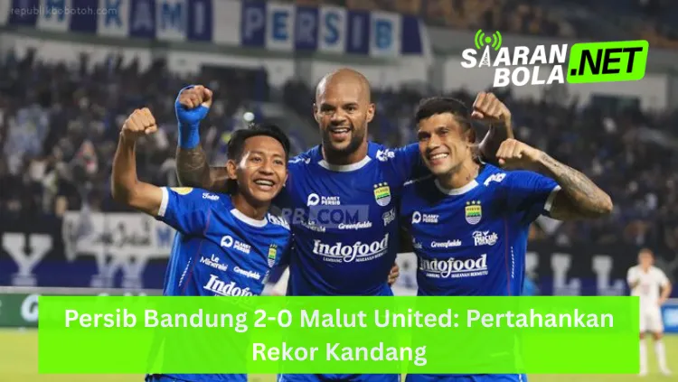 Tiga pemain utama Persib Bandung, termasuk David da Silva dan Ciro Alves, mengenakan jersey biru berlogo Indofood sedang merayakan kemenangan dengan mengepalkan tangan dan tersenyum lebar di depan tribun penonton, terdapat logo SIARANBOLA.NET di pojok kanan atas dan teks "Persib Bandung 2-0 Malut United: Pertahankan Rekor Kandang" pada bilah hijau terang di bagian bawah.