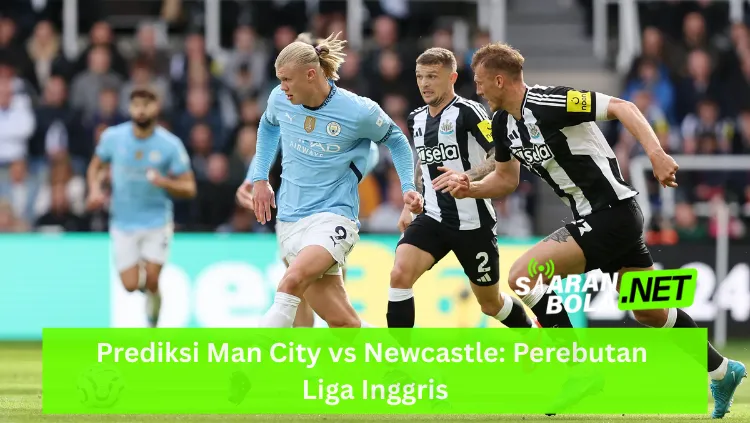 Striker Manchester City, Erling Haaland, dengan rambut pirang dikuncir mengenakan jersey biru langit sedang berlari menggiring bola; ia dibayangi ketat oleh dua pemain Newcastle United berjersey strip hitam-putih di lapangan hijau; terdapat logo SIARANBOLA.NET berwarna hijau di pojok kanan bawah dan teks "Prediksi Man City vs Newcastle: Perebutan Liga Inggris" pada bilah hijau terang di bagian bawah.