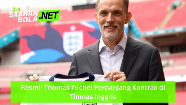 Thomas Tuchel tersenyum lebar mengenakan kemeja biru muda dan jas gelap sambil memegang jersey putih Timnas Inggris; berlatar belakang tribun stadion merah dengan logo "Three Lions" yang besar, terdapat logo SIARANBOLA.NET hijau di pojok kiri atas dan teks "Resmi! Thomas Tuchel Perpanjang Kontrak di Timnas Inggris" pada bilah hijau terang di bagian bawah.