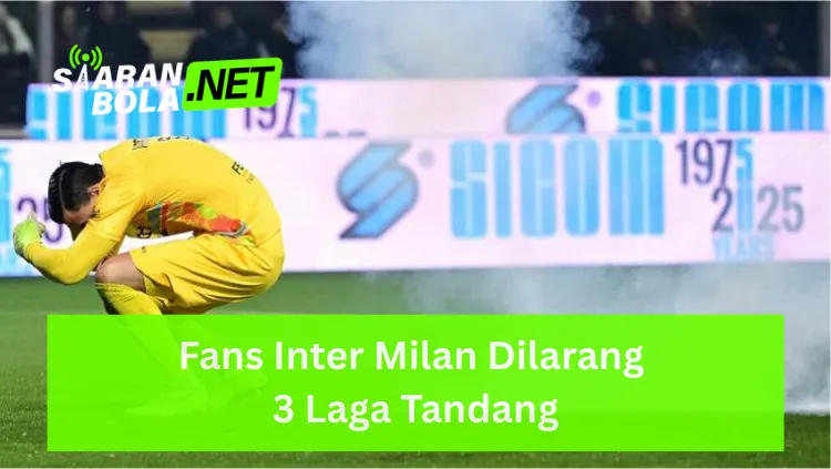 Seorang kiper berbaju kuning sedang berlutut menunduk di lapangan dengan latar belakang asap putih tebal dari cerawat (flare), terdapat logo SIARANBOLA.NET di pojok kiri atas dan teks "Fans Inter Milan Dilarang 3 Laga Tandang" pada bilah hijau terang di bagian bawah.