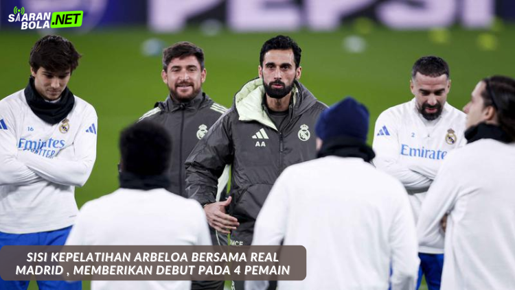 Alvaro Arbeloa berfoto bersama 4 debutan muda Real Madrid dari La Fabrica dalam sesi latihan di Santiago Bernabéu