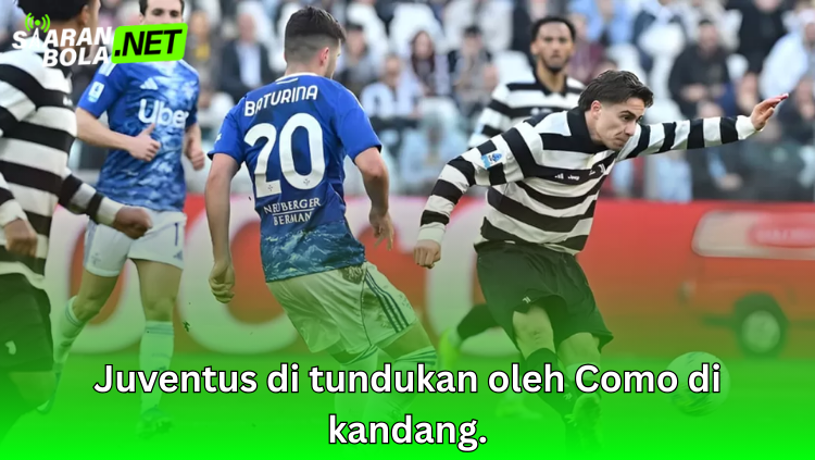 Pemain Juventus berduel dengan pemain Como dalam laga yang dimenangkan Como