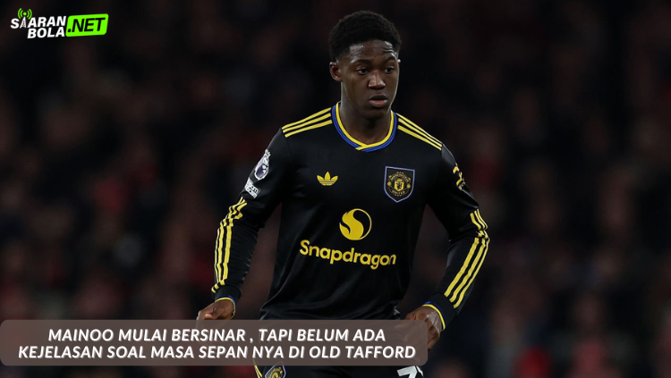 Kobbie Mainoo mengontrol bola saat bersinar di era Michael Carrick bersama Manchester United - siaranbola