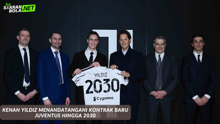 Kenan Yildiz tersenyum sambil memegang jersey Juventus setelah perpanjangan kontrak resmi