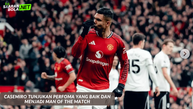 Casemiro tersenyum mengangkat trofi Man of the Match setelah membawa Manchester United menang 3-2 atas Fulham di Old Trafford.