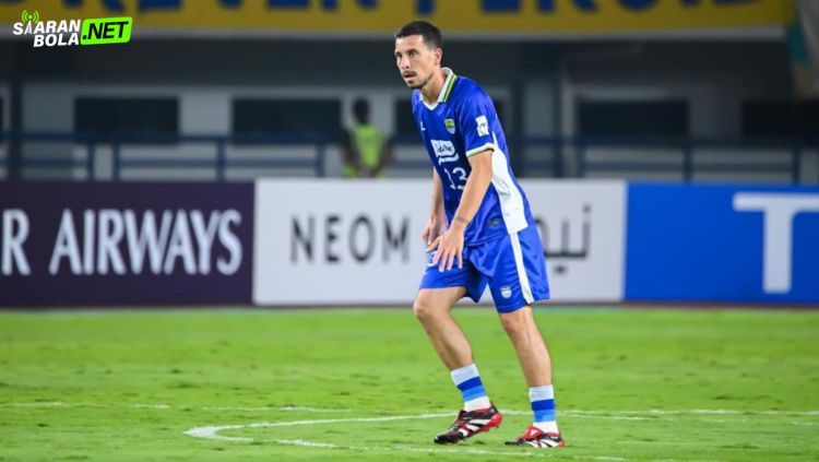 Thom Haye dipastikan absen membela Persib Bandung saat melawan Borneo FC karena akumulasi kartu kuning, menjadi pukulan telak bagi Maung Bandung di siaranbola.