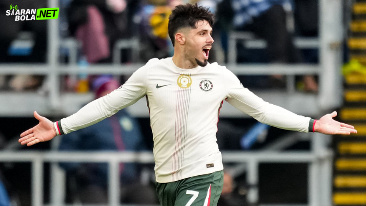 Pedro Neto winger Chelsea yang masuk radar transfer Barcelona dengan agen Jorge Mendes sebagai kunci negosiasi. siaranbola