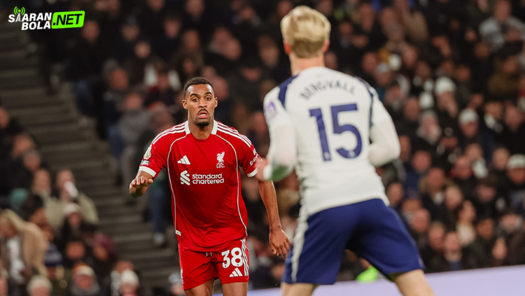 Pemain Liverpool Dominik Szoboszlai merayakan gol tendangan bebas ke gawang Tottenham dalam laga Premier League 2026. (siaranbola)