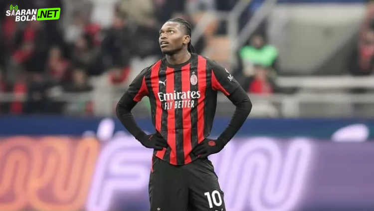 Rafael Leao menunjukkan ekspresi marah atau tantrum saat ditarik keluar pelatih Allegri di laga Lazio vs Milan, aksi yang memicu sentilan dari legenda Rossoneri.