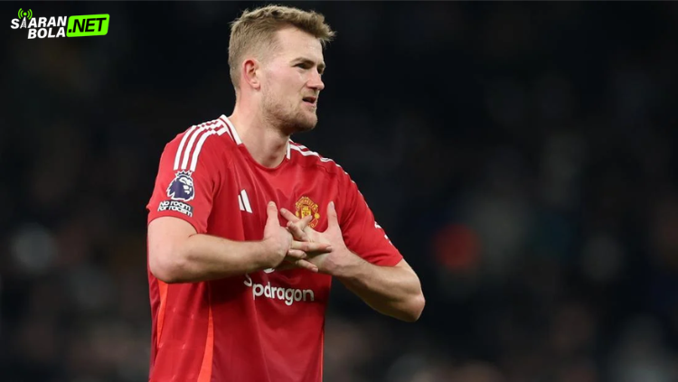 Matthijs de Ligt duduk di lapangan dengan ekspresi kesakitan, cedera lutut yang mengancam kelanjutan musimnya bersama Manchester United.
