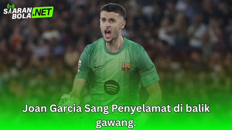 Joan García mengenakan jersey hijau Barcelona sambil berteriak memberi instruksi di lapangan sebagai kiper