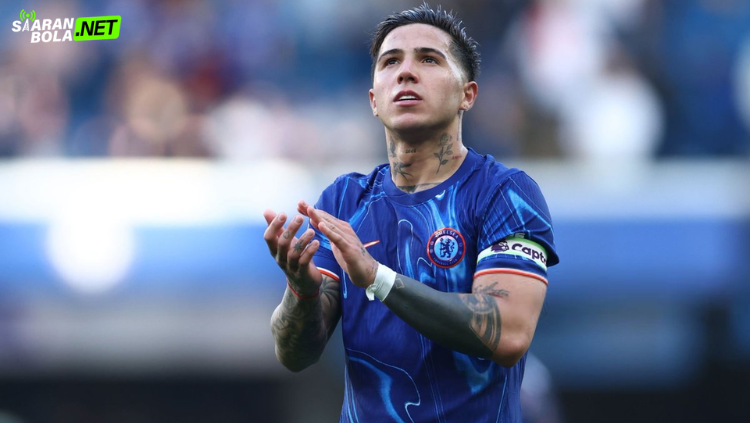 Enzo Fernandez berseragam Argentina dan kostum Real Madrid di latar belakang, transfer ditunggu setelah Piala Dunia 2026 – siaranbola