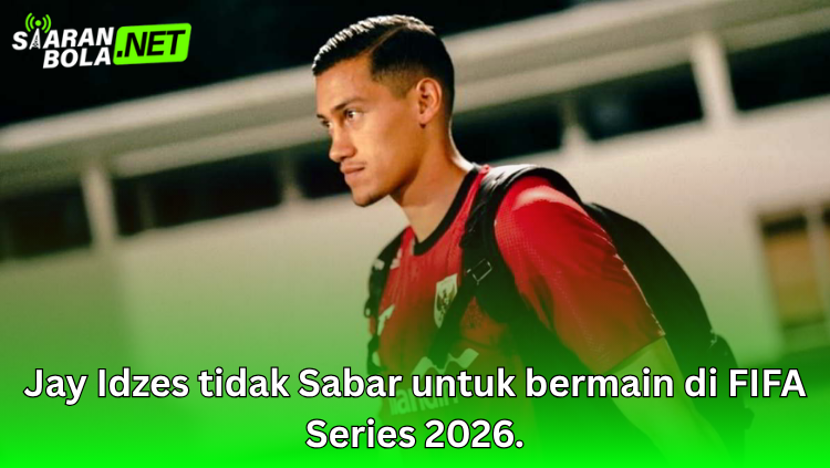 Jay Idzes mengenakan jersey merah dengan tas punggung, siap bermain di FIFA Series 2026 bersama Timnas Indonesia.