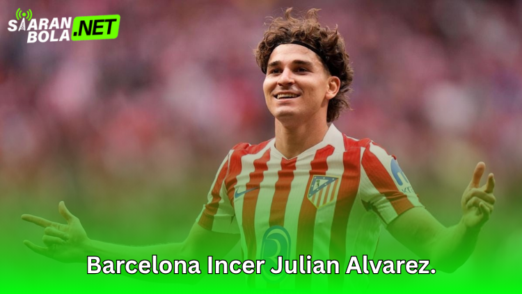 Julián Álvarez tersenyum dengan tangan terbuka mengenakan jersey Atlético Madrid dalam momen pertandingan sepak bola