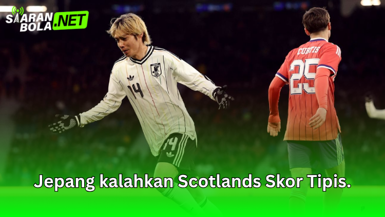 Pemain Tim Nasional Sepak Bola Jepang berduel dengan pemain Tim Nasional Sepak Bola Skotlandia dalam pertandingan sepak bola internasional