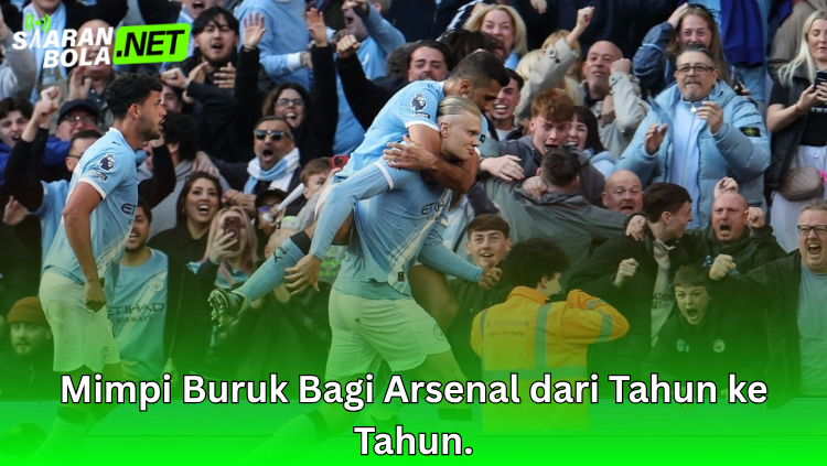 Pemain Manchester City duduk di lapangan merayakan kemenangan penting yang membuka peluang juara liga