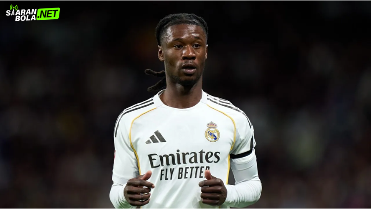Eduardo Camavinga tersenyum saat latihan bersama Real Madrid di Santiago Bernabeu
