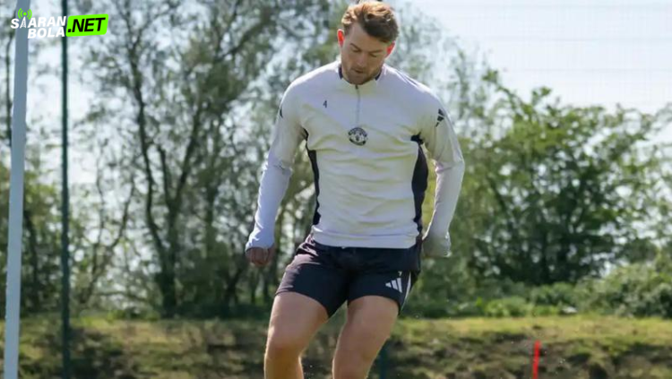Matthijs De Ligt latihan rumput Carrington comeback MU | siaranbola