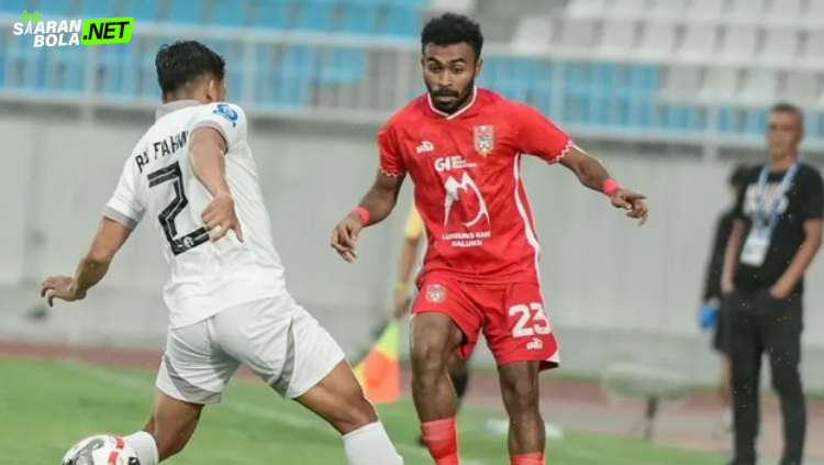 Wasit meninjau monitor VAR saat laga Arema FC vs Malut United di Stadion Kanjuruhan. Hasil imbang 1-1 diwarnai kontroversi. siaranbola