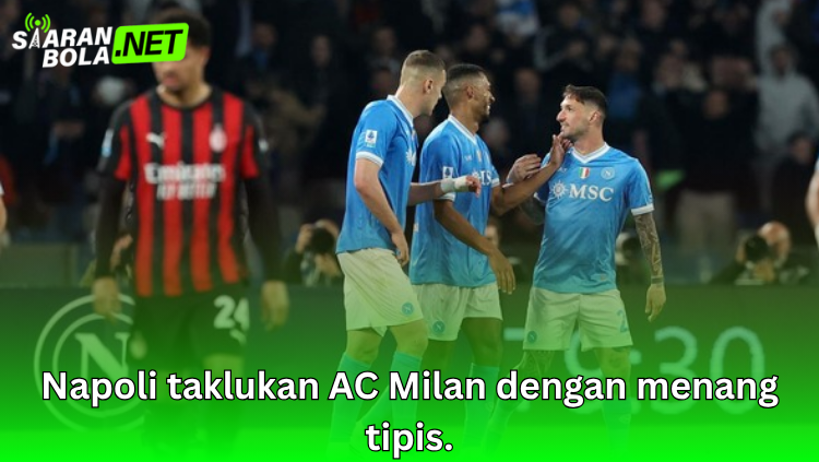 Pemain Napoli tersenyum dan melakukan selebrasi tangan di stadion penuh suporter saat pertandingan Serie A