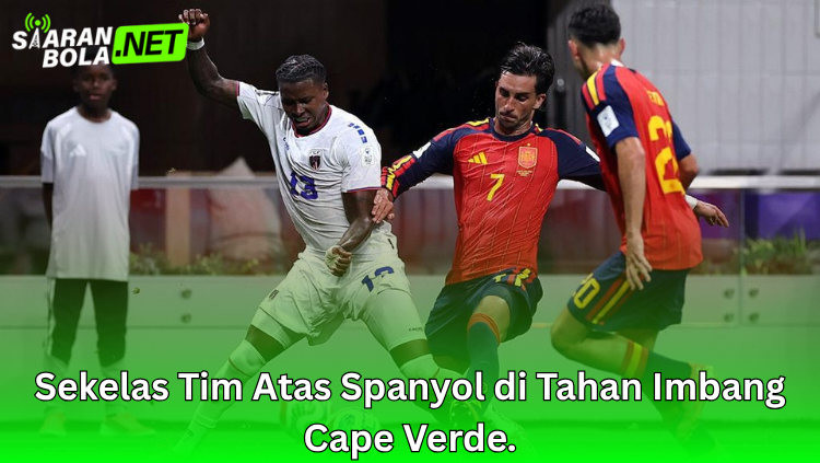 Pemain Spanyol dan Cape Verde berebut bola dalam pertandingan FIFA International Friendly yang berakhir imbang.