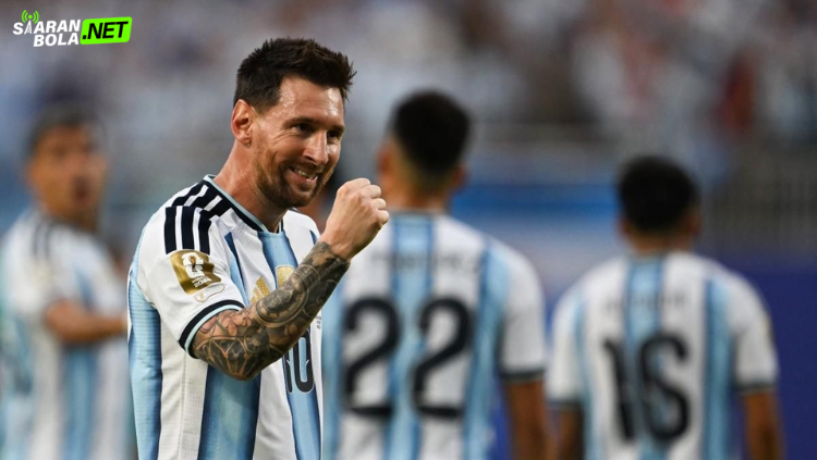Lionel Messi dan Cristiano Ronaldo berpose dalam sesi foto resmi Piala Dunia 2026. Keduanya mengenakan lencana Legacy.