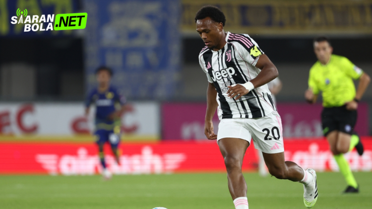 Pemain Juventus melakukan selebrasi penuh semangat setelah mencetak gol dalam pertandingan Liga Italia Serie A di depan ribuan pendukung.