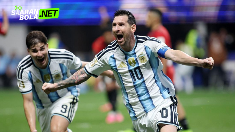 Lionel Messi melakukan selebrasi gol dengan kedua tangan terbentang saat membela Timnas Argentina dalam pertandingan Piala Dunia FIFA 2022.