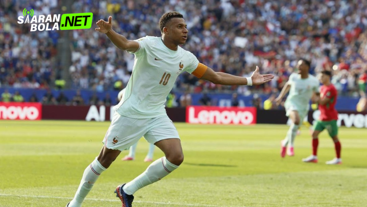 Kylian Mbappé melakukan selebrasi usai mencetak gol untuk Timnas Prancis dalam pertandingan Piala Dunia FIFA 2026 di depan ribuan penonton.