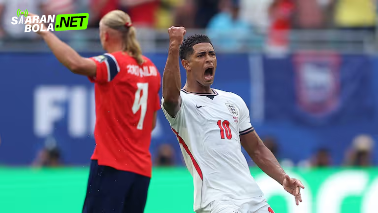 Pemain Timnas Inggris nomor 10 menggiring bola saat mendapat tekanan dari pemain Norwegia nomor 4 dalam pertandingan sepak bola internasional.