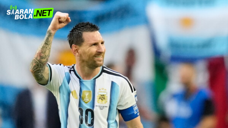 Lionel Messi mengangkat tangan saat membela Timnas Argentina dalam pertandingan internasional 2026 dengan mengenakan ban kapten.