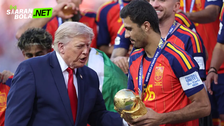 Para pemain Timnas Spanyol merayakan keberhasilan menjuarai UEFA Euro 2024 di atas podium setelah mengalahkan Inggris pada laga final, sementara Donald Trump terlihat berada di depan panggung.