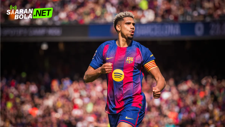 Ronald Araújo mengenakan jersey Barcelona dan medali juara setelah pertandingan, dengan ekspresi serius saat menghadiri seremoni penghargaan.