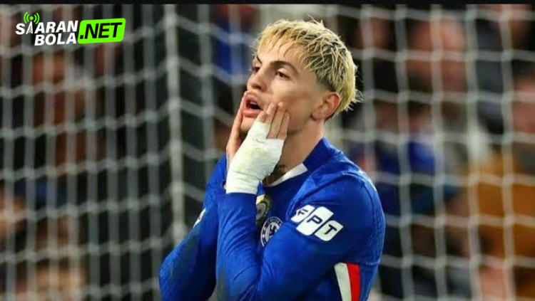 Cole Palmer mengenakan jersey biru Chelsea menunjukkan ekspresi kecewa di depan gawang setelah gagal memanfaatkan peluang mencetak gol dalam pertandingan.