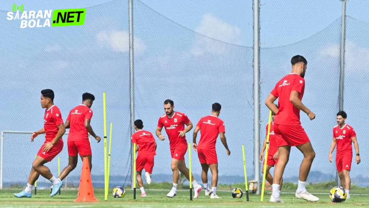 Pemain Timnas Indonesia berduel dengan pemain Taiwan dalam pertandingan sepak bola internasional tahun 2026.