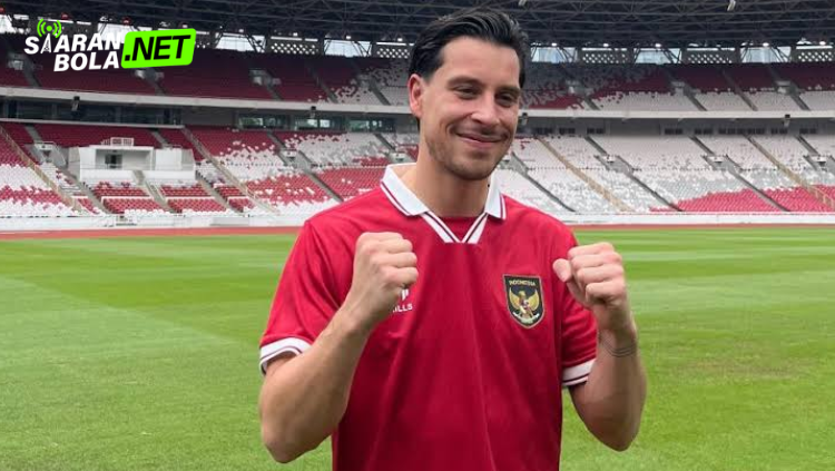 Pemain Timnas Indonesia mengenakan jersey merah nomor 19 melakukan selebrasi usai mencetak gol dalam pertandingan sepak bola di tengah hujan.