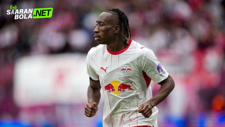 Pemain RB Leipzig mengenakan jersey putih merayakan gol dengan mengangkat tangan